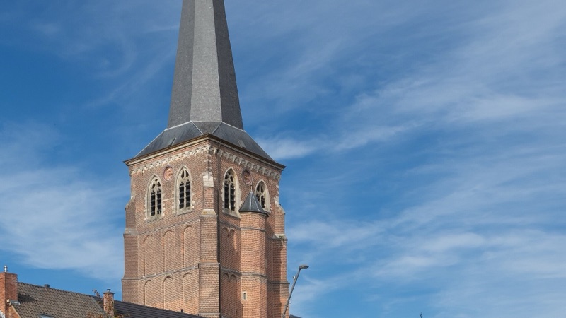 Kirchturm der St.-Servatius-Kirche am Marktplatz in Diepenbeek