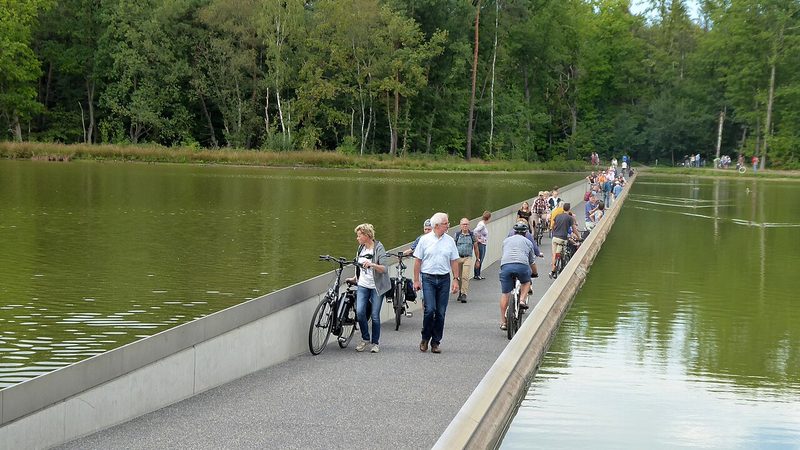 Radfahren durch das Wasser in De Wijers