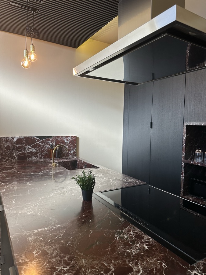 Marbled cooking island with induction hob and extractor hood