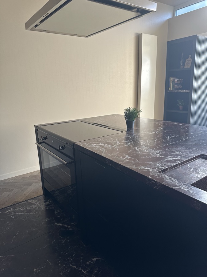Cooking island with induction hob and built-in oven